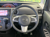 インテリアに合わせたデザインのステアリングは、運転される方のことも考え、運転しやすい形状、大きさです。是非一度、実際に触ってお確かめください。