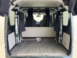 積み下ろしのしやすいデッキにはたっぷりと荷物を積み込んでいただけます。遊びから仕事まで、様々なシーンで頼れます♪