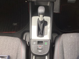運転席周辺のスマートなレイアウトが、操作のしやすさを実現。快適なドライブをサポートします。手元で操作ができる、電子制御パーキングブレーキ。