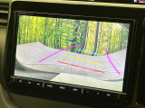 【バックカメラ】駐車時に後方がリアルタイム映像で確認できます。大型商業施設や立体駐車場での駐車時や、夜間のバック時に大活躍!運転スキルに関わらず、今や必須となった装備のひとつです!