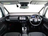 フィットの開放的な前方視界。視界広々で非常に運転しやすくロングドライブでも疲れを感じさせないすっきりとまとまったインパネ周りです。また、全ての装備が適正配置されていて操作性に優れています。