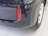 コーナーセンサーを車の前後に装備。障害物までの距離に応じて警告音を変えてお知らせ。縦列駐車時や駐車場・車庫などでの取り回しをサポートします。詳細は販売店スタッフまでおたずねください。