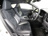 ゆったり室内で運転もしやすいです♪使い勝手の良い配置も考えられています!!