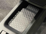 スマートフォンなどがスッキリ置けるセンターコンソールトレイです