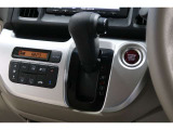 インパネシフトだから視線の移動も少なく足元もスッキリ♪運転席もゆったりしているのでゆとりを持ってドライブできますね!