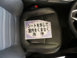 室内外はもちろん、シートを外してニオイの元となるフロアカーペットまで消臭・除菌を実施。中古車を気持ちよくお乗りいただけるクリーニングサービスです。詳細は販売店スタッフまでおたずねください。