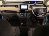車内は光触媒抗菌消臭施工済です。インパネ周りはスタイリッシュなデザインです。グローブボックスやカップホルダーのほかにトレーなどたくさんの収納スペースが付いています。