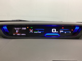 中央にデジタル表示のスピードメーターを配したハイブリット専用メーターになっています。左側のインフォメーション画面で燃費などの情報を確認できます。