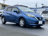 エマージェンシーブレーキ(衝突被害軽減ブレーキ)、フロントカメラが車両や歩行者を検知し警告音と共に衝突回避、軽減をアシストしてくれます。