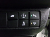 パワーテールゲートの開閉、パーキングセンサーや横滑りを防ぐVSA等のスイッチ類は運転席の右側、手の届きやすい位置にあります。
