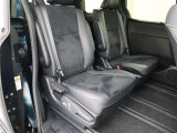 見えないところまで徹底洗浄!中古車をキレイで気持ちよくお乗りいただけるよう、トヨタ認定中古車はしっかりクリーニング。エンジンルームやシートを外した洗浄まで目に見えないところまで徹底的に洗浄しています。