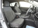 運転席のスペースはゆったりしていて、視界も広く確保されているので普段の運転からロングドライブまで快適です。