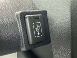 充電用USB端子付き。スマートフォンなどの充電に便利です。