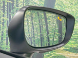 【ブラインドスポットモニタリング】走行中、ドアミラーの死角になりやすい箇所に後続車が接近するとサイドミラー付近に警告を表示、ドライバーに注意喚起をしてくれます。