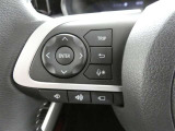 【ステアリングスイッチ】ステアリングから手を伸ばさなくても簡単にオーディオコントロールできますので、安全ですね。