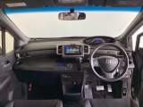 運転席は、大きな座面と包み込むような背もたれがドライバーの身体全体をしっかり支えます。上質なシート素材と座り心地のよいクッションを採用し、長時間の運転やコーナーの多い道も快適です
