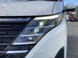 【LEDヘッドライト】悪天候や夜間走行時も良好な視界を確保し安心して運転できる高輝度LEDヘッドライトを装備!