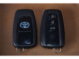 【スマートキー】 カバンやポケットに入れたままでドアの施錠、開錠、エンジンスタートが可能です。