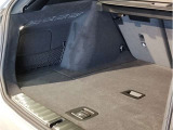 【トランクルーム】全面をファブリック処理し荷物に傷がつくのを防ぎます。ラゲージルーム照明を装着。背もたれをほぼ水平まで倒すことが出来ますので、大きな荷物の収納にも便利です。