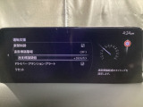 フォワードセンシングカメラで認識した交通標識をディスプレイに表示し、交通標識の見落とし防止を図り、安全運転を支援します。