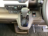 足元スッキリ、インパネシフトです。パーキングブレーキは電子制御パーキングブレーキタイプなので、運転席と助手席の間がスッキリしています。
