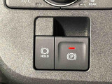 指先だけで簡単に操作が可能な電動パーキングブレーキを採用。「HOLD」スイッチを押すと、渋滞や信号待ちなどでブレーキペダルから足を離しても、ブレーキを保持するので安心です
