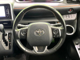 インテリアに合わせたデザインのステアリングは、運転される方のことも考え、運転しやすい形状、大きさです。是非一度、実際に触ってお確かめください。