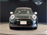 【BMWの伝統】BMWの特徴的な&ldquo;キドニーグリル&rdquo;は、80年以上続く伝統の形でございます。変わらないこだわりのデザインが、プレミアムブランド&ldquo;BMW&rdquo;を創り出します。