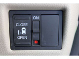 乗り降りラクラクな片側パワースライドドアが装備されてます。運転席からもリモート操作が可能です。外からはリモコンキーで開閉することができます。巻き込み防止機能もありますので安心です。