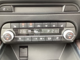 温度の設定のみで快適な風量やモードなどを自動調整してくれるフルオートエアコンを装備!