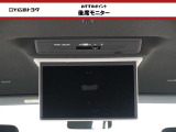 【後席モニター】 折りたたんで収納できるので使用しないときには邪魔になりません。長時間のドライブには是非音楽や映画を楽しんでください。