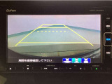 【バックカメラ】運転が苦手な方も車庫入れラクラクです!ギアをリバースに入れれば自動的に切り換わりますので、面倒な操作は不要です♪狭い駐車場もお車を傷つけず安心ですね!
