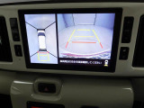 【パノラマモニター】上からの映像を表示。前後左右のカメラで合成し、運転席からの目視だけでは確認しにくい状況をリアルタイムで見晴らせます
