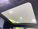 【パノラマルーフ】大型のガラスルーフ搭載で車内の解放感が一気にアップ!開放的なドライブをお楽しみいただけます。
