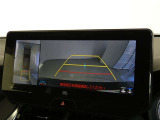 バックガイドモニター付き。車両後方の映像をナビ画面に表示し、駐車などの後退操作をサポートします。