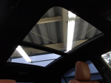 開放感のある室内空間にしたい時、車内換気をしたい時などに便利なサンルーフ付き!