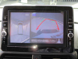 アラウンドビューモニターも装備しております。ご覧のように車体を真上か見たような映像なので、車庫入れの苦手なお客様ももうご心配いりません。
