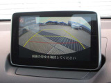 カラーで後方映像をモニターに映し出してくれるので、ショッピングモールのような狭い駐車場であったとしても障害物を見つけ、楽々駐車することができますね。