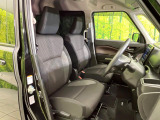 運転席まわりには十分なスペースがあり、大柄な方でもゆったり運転していただける環境です。