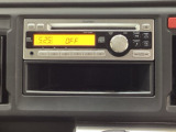 純正CDチューナーにはAUX入力端子がついてますので外部入力から音楽などを楽しめます。その下には1DIN分の小物入れがついています。CDケースなどを入れるのに便利です。