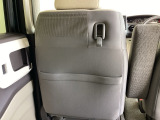 前席背面に、荷物など掛けられるフックと収納ポケットが付いています。