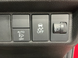 室内からミラーの開閉が可能な電動格納ミラー、車がカーブの外側へ膨らんだり内側へ巻き込んだりする挙動を防止する横滑り防止装置、ヘッドライトレべリング機能付きです!