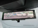 スマートルーミラー装備車両後方のカメラ映像をミラ-面に映し出すので、車内の状況や、天候などに影響されにくく、よりクリアな後方視界が得られます。