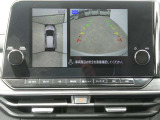 全周囲カメラで、クルマを上空から見下ろしているかのような映像を映し出します。周囲の状況がひと目でわかります!