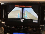 左右のドアミラーに設置されたカメラからの映像を表示します。路肩への幅寄せ・狭い路地でのすれ違いなどのケースにおいて、車両側方の安全確認や接触回避の操作をサポートします。