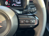 高速道路で便利なクルーズコントロール機能が付いていますよ。 速度を設定するとアクセルを踏まなくても一定の速度で走ることができるので足を休ませる事ができますね。