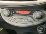 【オートエアコン】一度お好みの温度に設定すれば、車内の温度を検知し風量や温度を自動で調整。暑い&hellip;寒い&hellip;と何度もスイッチ操作をする必要はありません。快適な車内空間には必須の機能ですね♪