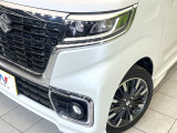 【LEDヘッドライト】悪天候や夜間走行時も良好な視界を確保し安心して運転できる高輝度LEDヘッドライトを装備!点灯速度が早く、消費電力も抑えられています。