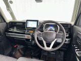 運転席まわりです。 各操作スイッチは使いやすい位置に配置されてます。