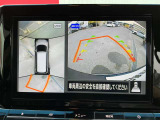 上空から見下ろしているかのような映像をディスプレイに映し出し、スムースな駐車をサポートします。画面は「トップビュー」のほか「サイドブラインドビュー」への切り換えが可能。ますます安心です